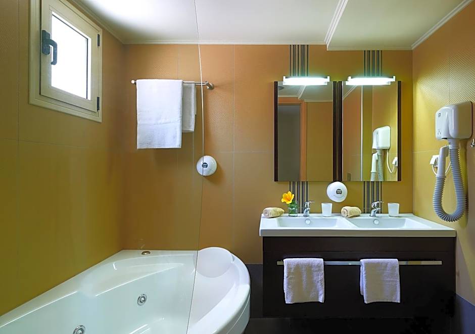 Macaris Suites & Spa