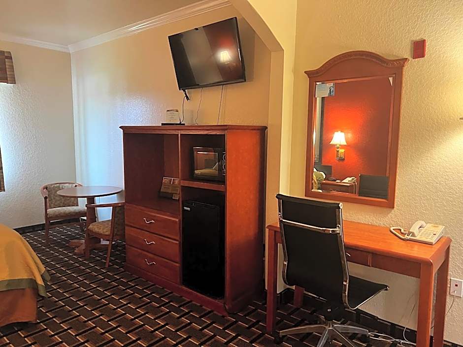 Super 8 by Wyndham Brookshire TX