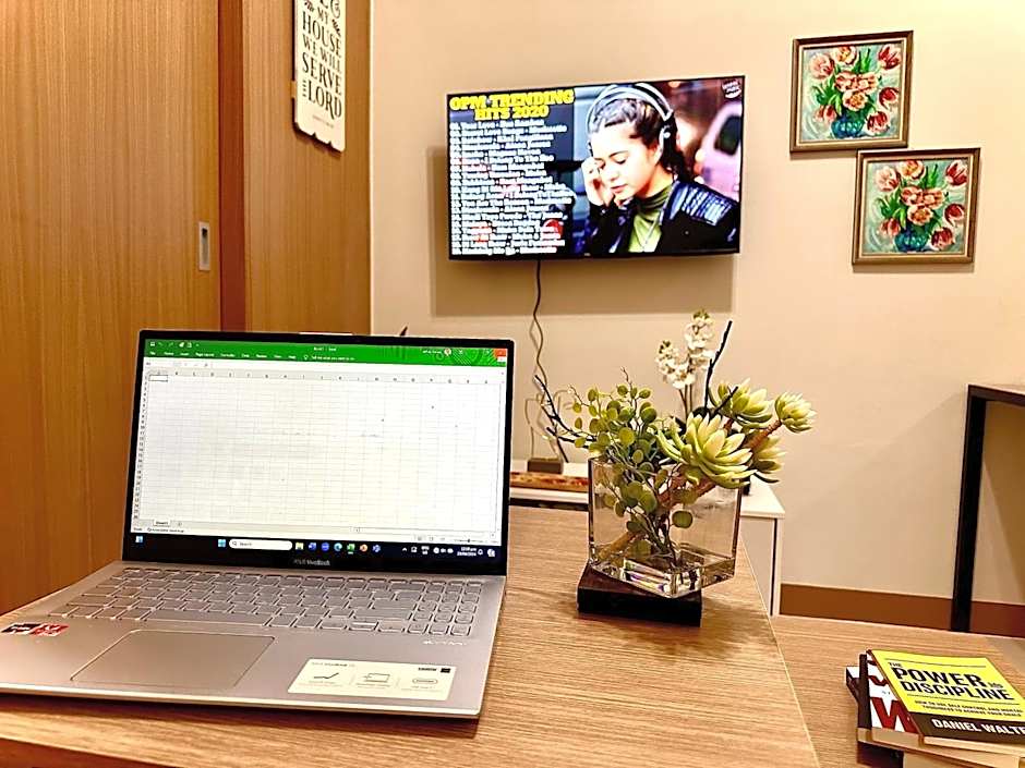 Luxury Condo with balcony on amenity floor, easy access to pool, Sky Garden, Working Lounge and Gym in Makati 7F