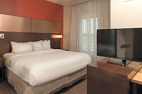 King Studio with Sofa Bed - Hearing Accessible