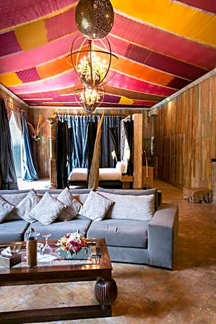 Deluxe Lodge