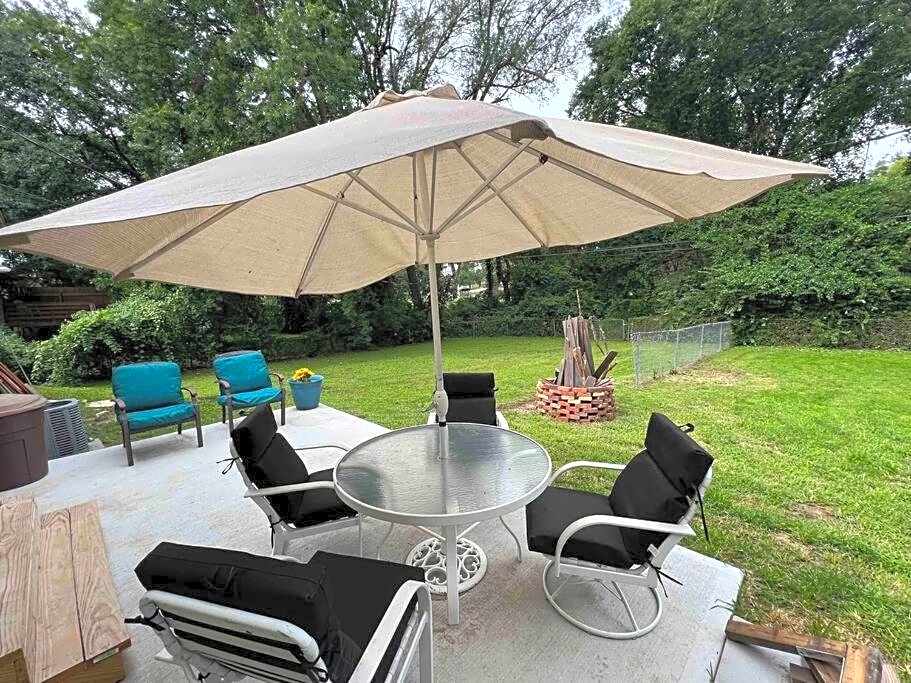 Modern & Cozy 2 bedroom home near downtown Shawnee