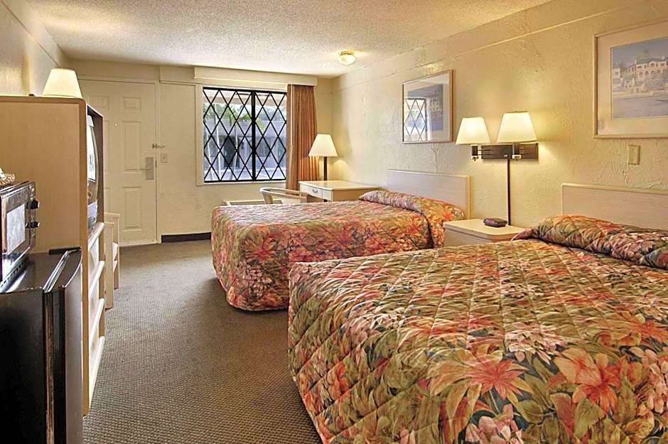 Super 8 by Wyndham Lantana West Palm Beach