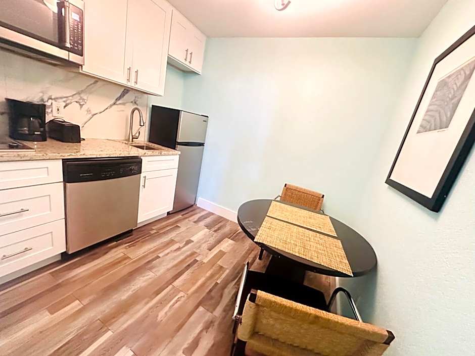 TAMPA BAY, BEACH step away, WIFI, FREE PARKING,POOLS, JACUZZI