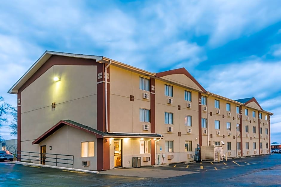 Super 8 by Wyndham Bloomington Normal