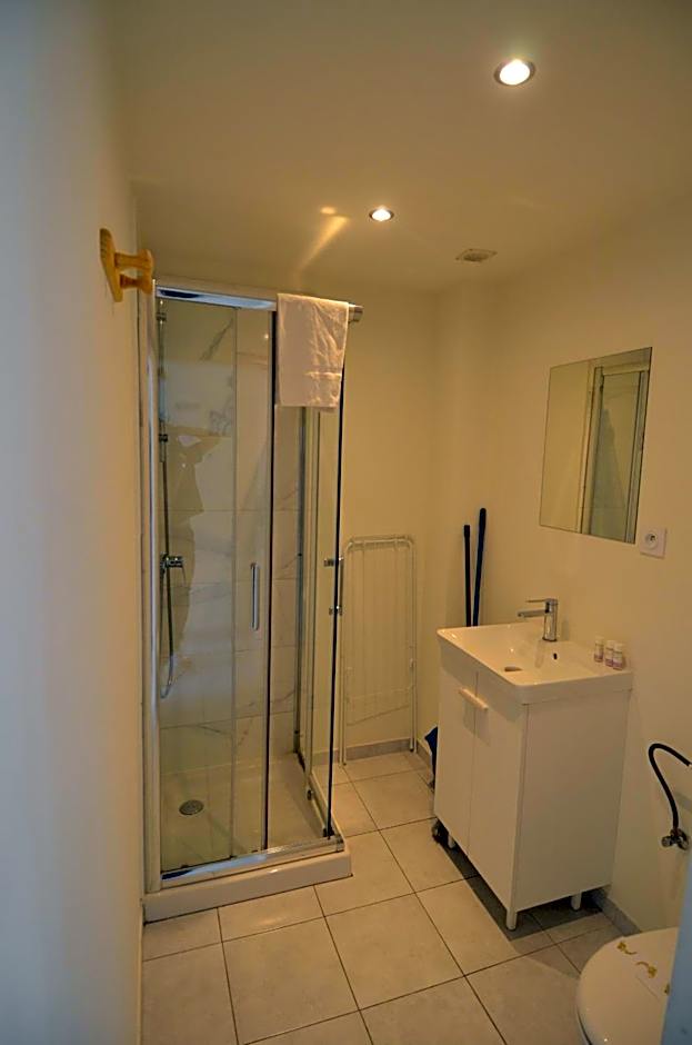 STUDIO CASSIN - next to tramway line 2 near airport
