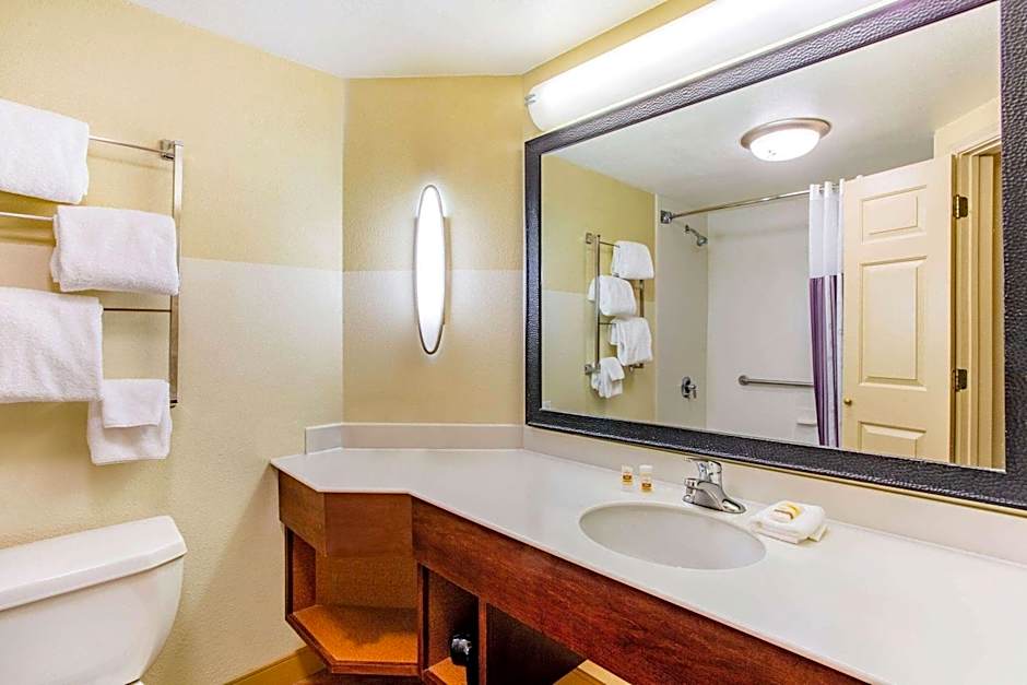 La Quinta Inn & Suites by Wyndham Raleigh/Durham Southpoint