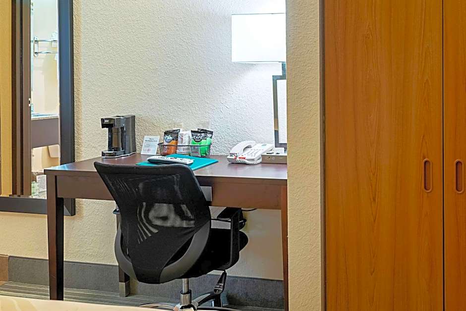 Quality Inn & Suites Robbinsville