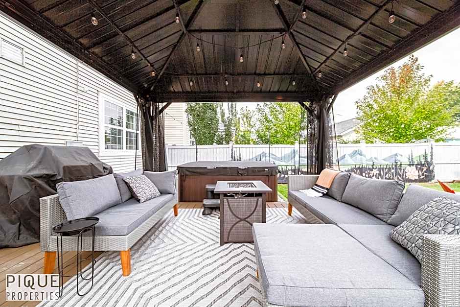 Nordic Spa Retreat - Hot Tub - King Bed- Firepit - BBQ!