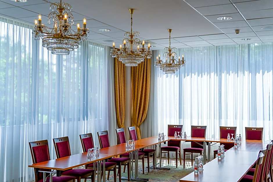 VILNIUS PARK PLAZA HOTEL, Restaurant & Terrace, Panorama Bar, Conference & Banquet Center