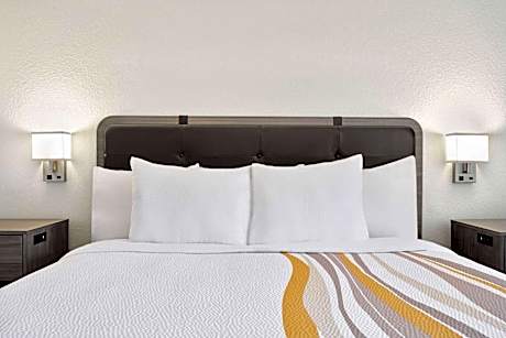 Deluxe King Room with Mobility/Hearing Impaired Access - Non-Smoking