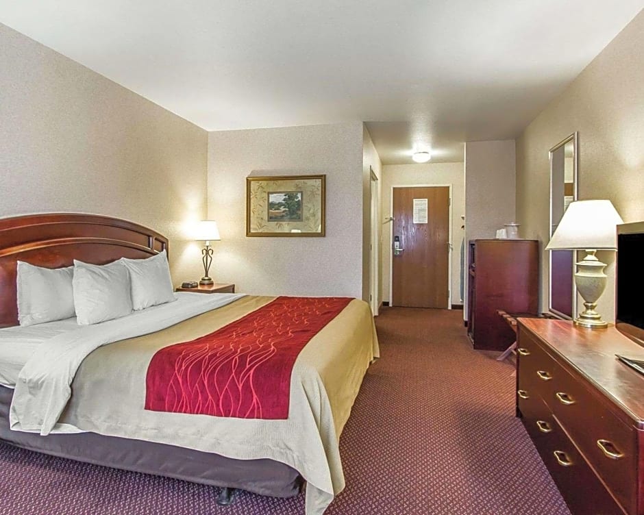 Quality Inn & Suites Fort Madison near Hwy 61