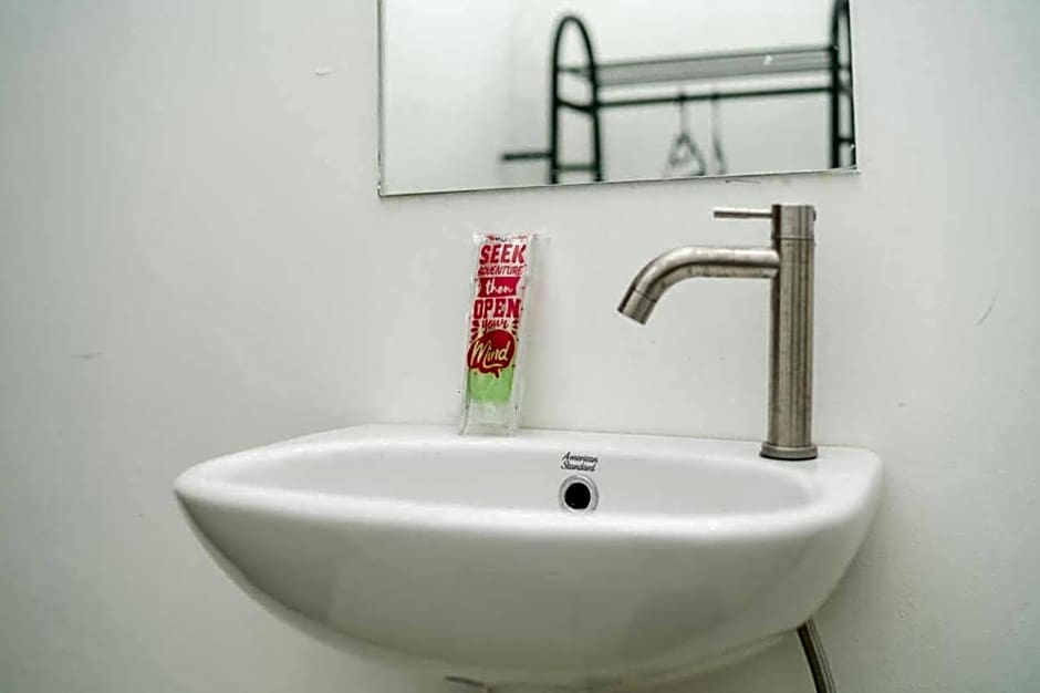 RedDoorz Near Bundaran Ciceri