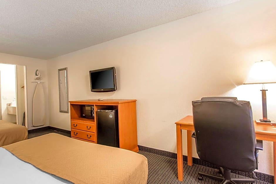 Econo Lodge  Inn & Suites Clinton