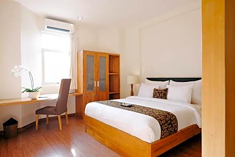 Signature Suite with Kitchen & Living Room