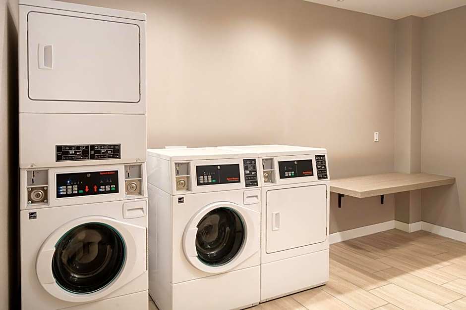 Holiday Inn Express & Suites Fresno Airport By IHG