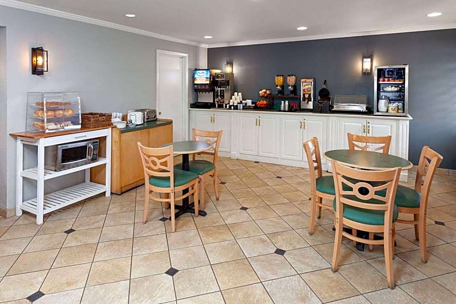 La Quinta Inn & Suites by Wyndham Cleveland Independence