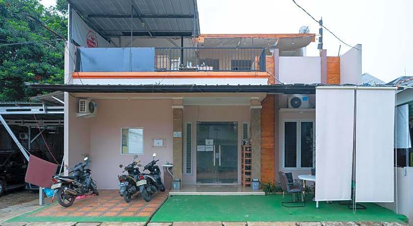 RedDoorz Syariah near Kota Cinema Mall Jatiasih