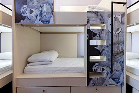 Bed in 6-Bed Female Dormitory Room with ensuite Bathroom