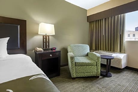 Deluxe Queen Room with Roll-in Shower - Disability Access