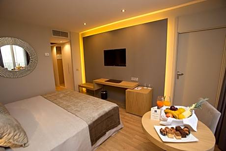 Family Room (2 Adults + 2 Children)