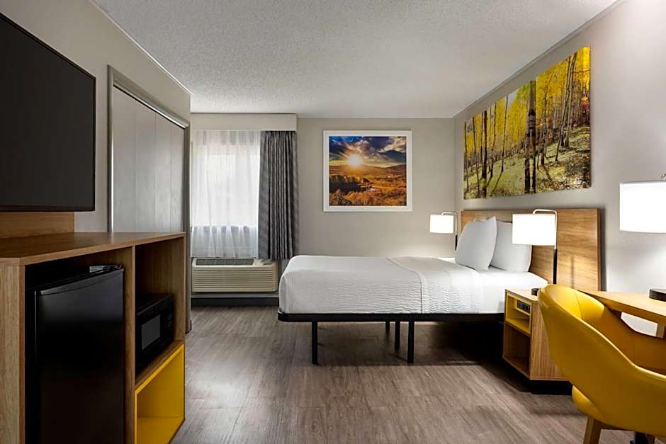 Photo 1 of 10 of Superior 1 Queen Bed