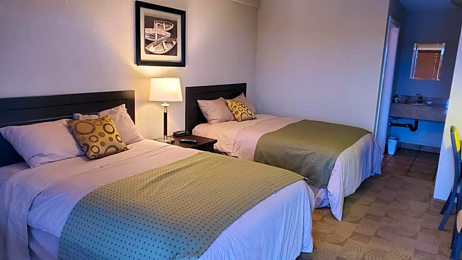 Shoreside Inn & Suites