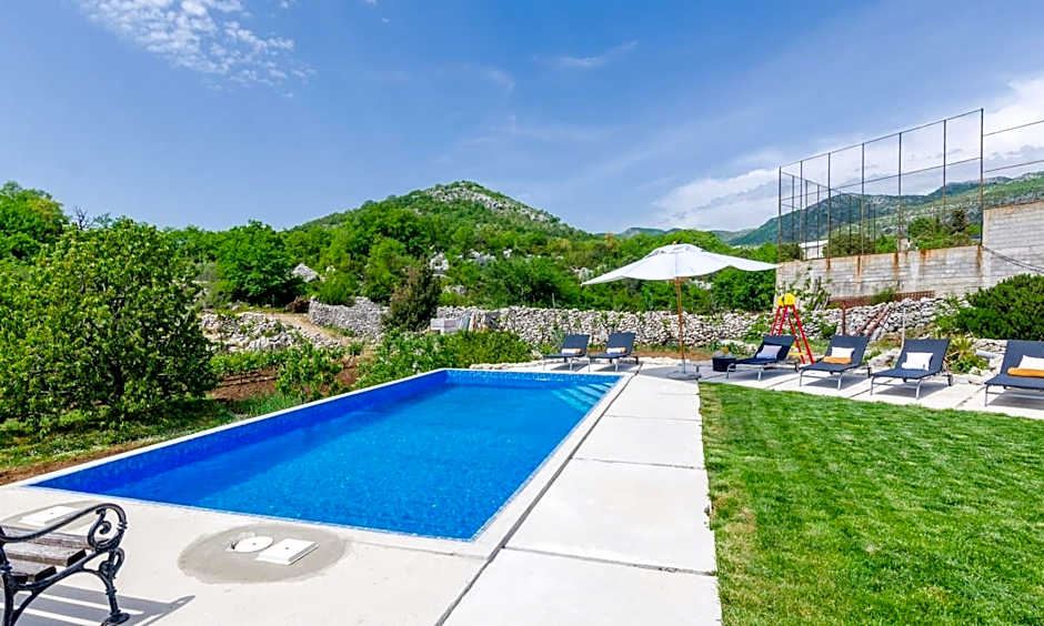 Villa Majkovica - 4 Bedroom Villa with Private Pool & En-Suite Bathrooms & Parking