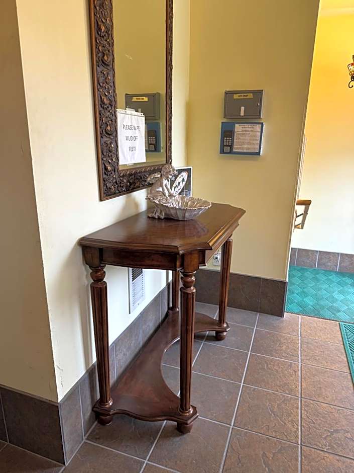 The City Hotel Bar & Grill
