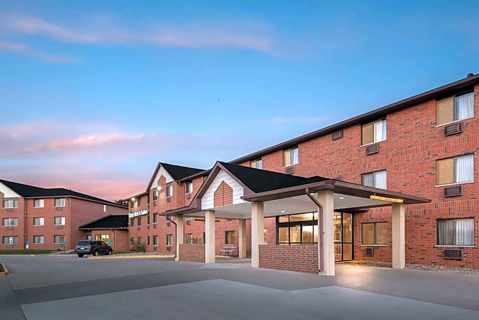Days Inn & Suites by Wyndham Des Moines Airport