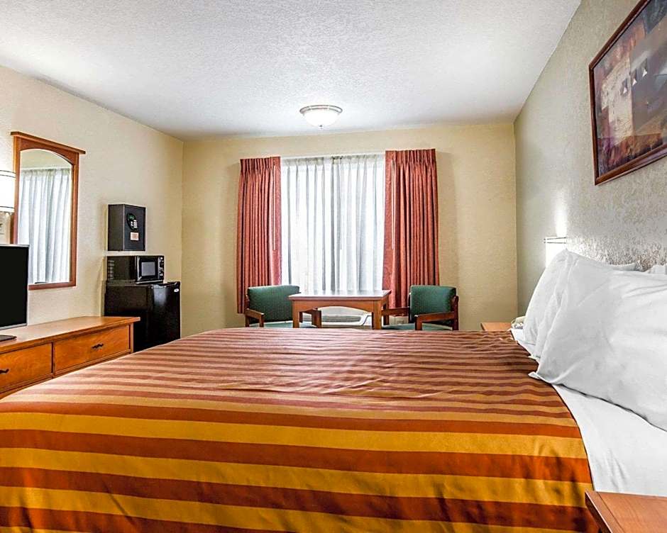 Photo 1 of 4 of 1 King Bed, Accessible, Smoking