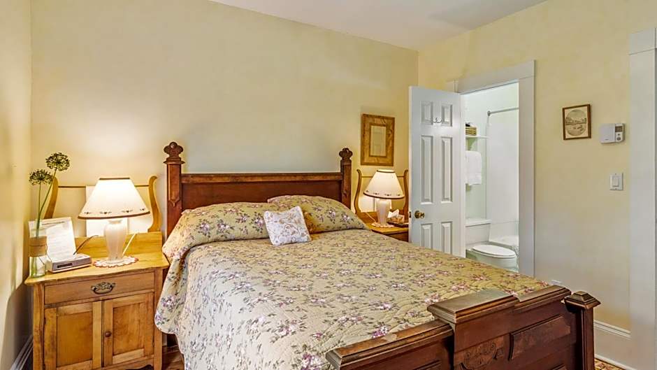 Bayview Pines Country Inn B&B