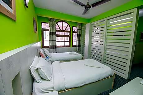 Deluxe Triple City View Room