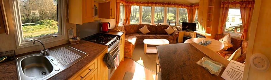 Shepherds Huts Ham Hill, 2 double beds, Bathroom, Lounge, Diner, Kitchen, dog friendly, Looking out to lake