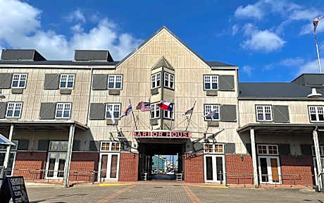 Harbor House Hotel and Marina at Pier 21