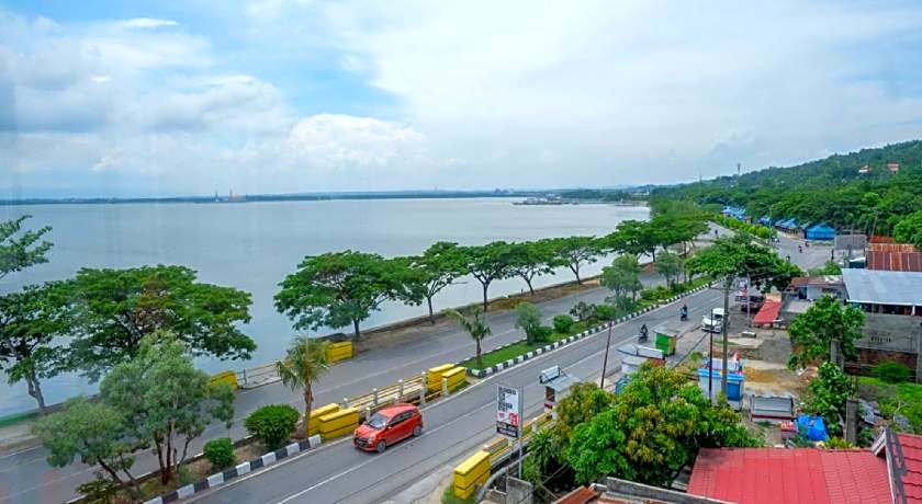 RedDoorz near Kendari Beach 2
