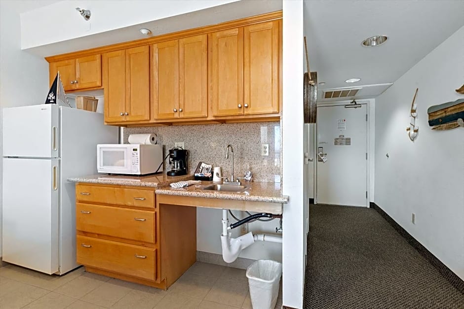 Beach House Inn & Suites
