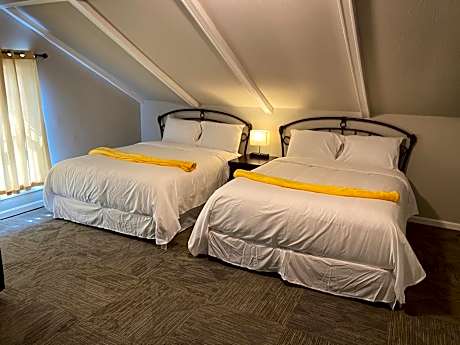 Deluxe Queen Room with Two Queen Beds - Pet Friendly