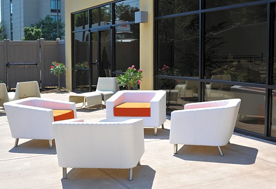 Holiday Inn and Suites Charleston West by IHG