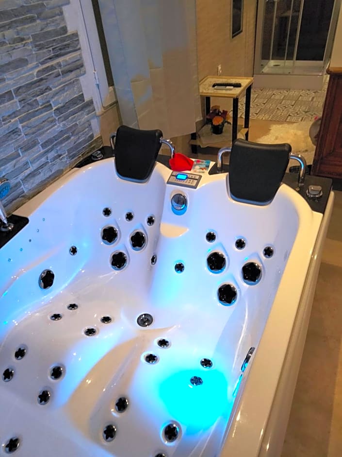Chambre meublée indépendante, jacuzzi dans la chambre à 60110 Amblainville près de Paris
