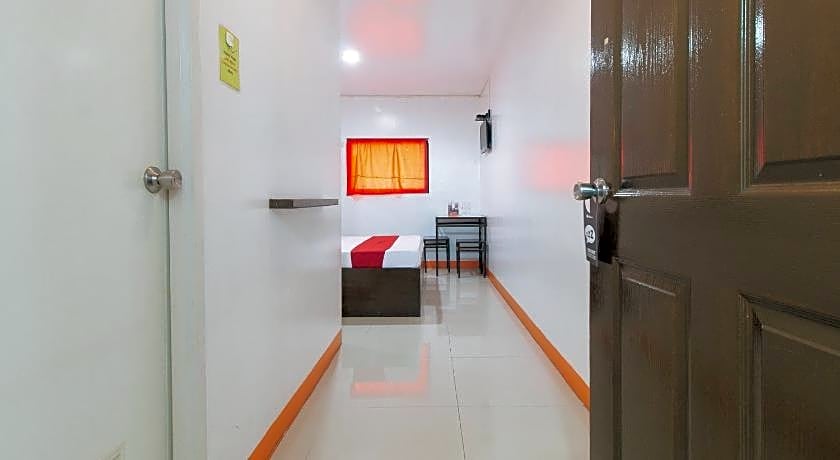 RedDoorz @ EL Runway Hotel Bulacan