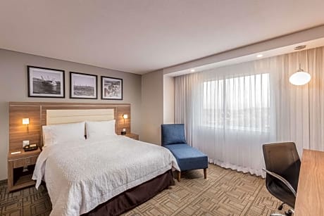 King Room W/Fridge Ns
