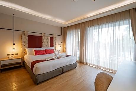 Deluxe Pool Access Room