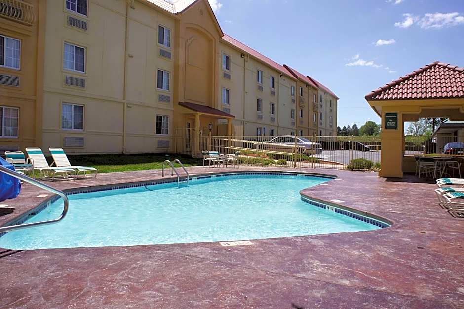 La Quinta Inn & Suites by Wyndham Kansas City Lenexa