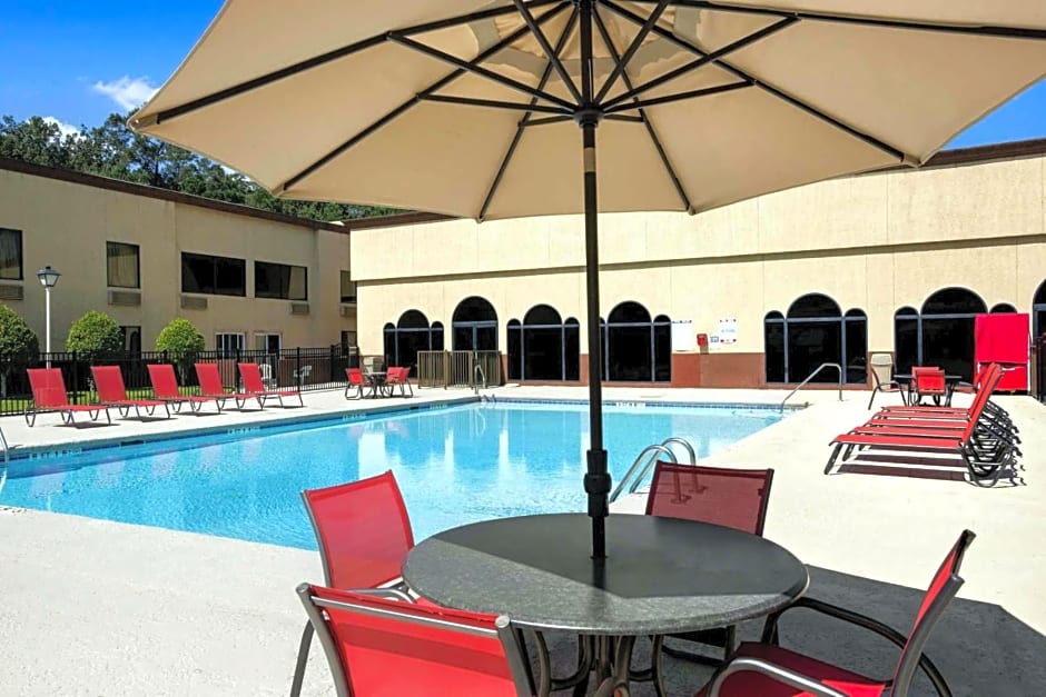 Cottonwood Suites Savannah Hotel & Conference Center