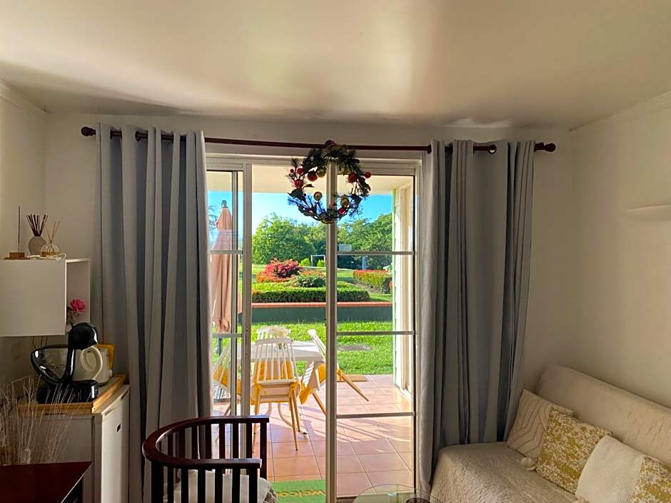 Au beau village studio rez de jardin