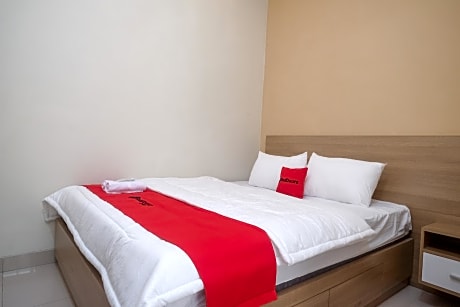 RedDoorz Plus near UMS Solo 2