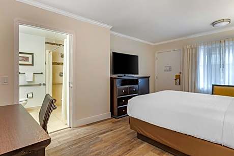 Queen Room with Roll-In Shower - Disability Access/Non-Smoking