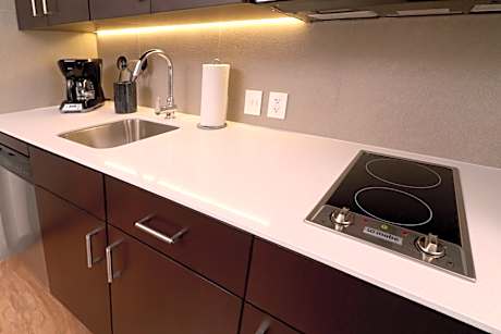 1 King 2 Queen 2 Bdrm Access Suite