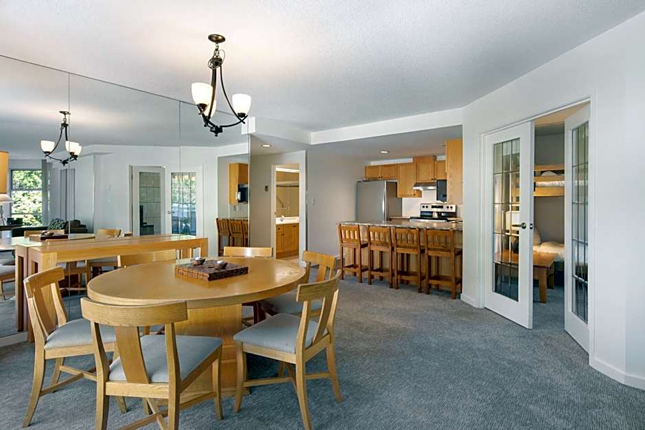 The Woodrun Lodge by Whiski Jack